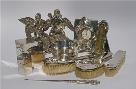 Lotto composto da undici oggetti diversi in argento e lamina d'argento (difetti