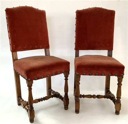 Coppia di sedie con gambe e traverse tornite rivestite in velluto rosso (difett