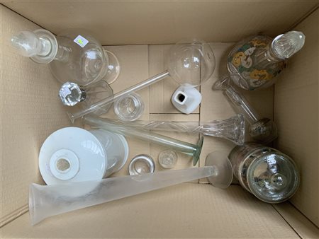 Cartone contenente numerosi oggetti in vetro e ceramica di usi differenti (dife