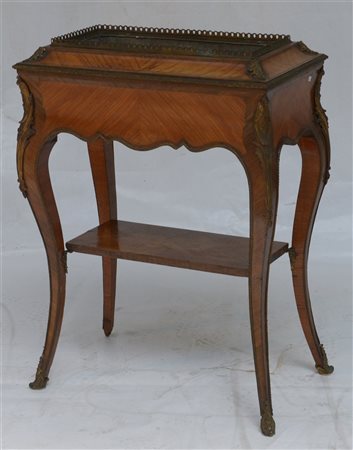 Mobiletto-fioriera da centro interamente lastronato e filettato, fascia sagomat