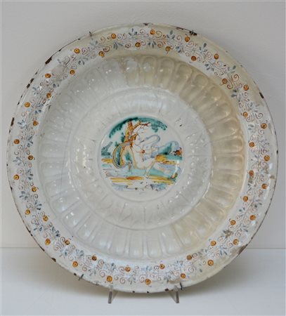 Piatto compendiario in maiolica decorato nel cavetto con scena di Leda e il cig