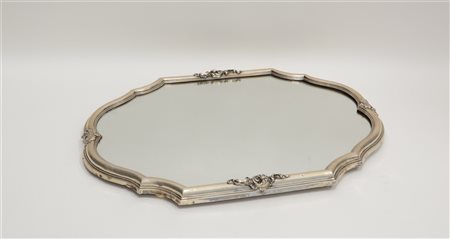 Vassoio in argento di forma mistilinea con fondo a specchio e decori a volute f