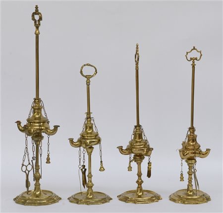 Lotto composto da quattro lampade fiorentine in ottone di diversa fattura (dife