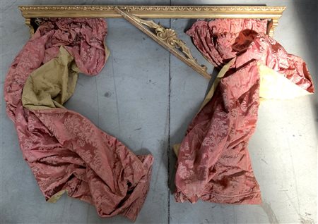 Mantovana in legno intagliato e dorato con cimasa traforata (cm 150) (difetti)