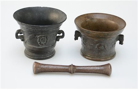 Lotto composto da due antichi mortai e un pestello in bronzo (difetti)