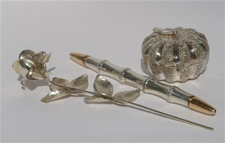 Lotto in argneto composto da una scatola in forma di zucca e due elementi decor