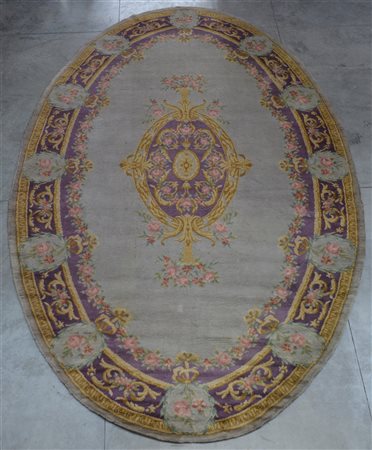 Tappeto tipo Savonnerie di forma ovale, Europa, metà secolo XX.
Decoro con meda