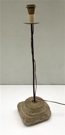 Lampada con base in pietra scolpita a motivi geometrici, montata a luce elettri