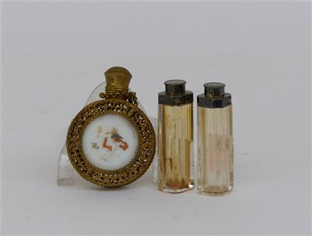 Lotto composto da tre bottiglie di diverso uso, due con ghiera in argento. Epoc