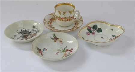 Manifatture diverse, secolo XVIII/XIX. Lotto composto da una tazza con piattino