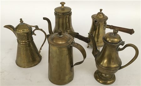 Lotto composto da cinque cuccume in ottone di diversa epoca (difetti)