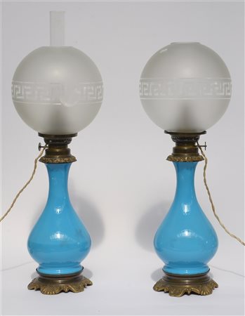Coppia di lampade a petrolio in opalina azzurra e metallo dorato con paralumi i