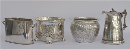 Lotto composto da un portaghiaccio, due contenitori e una grande caffettiera in