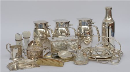 Lotto composto da numerosi oggetti di diversa forma e uso in metallo argentato