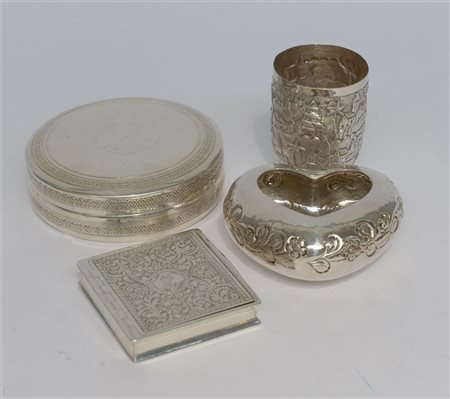 Lotto composto da un bicchierino, due scatole con coperchio ed una ciotolina a