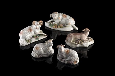 Manifatture diverse, secolo XVIII/XIX. Cinque gruppi in ceramica e porcellana r