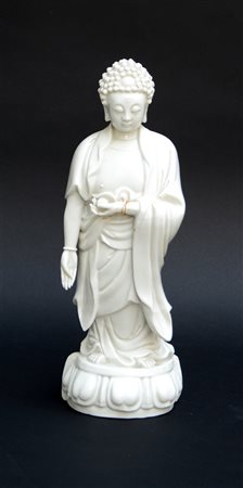 Scultura in Blanc-de-Chine raffigurante Buddha stante (h. cm 37) (difetti) Hong