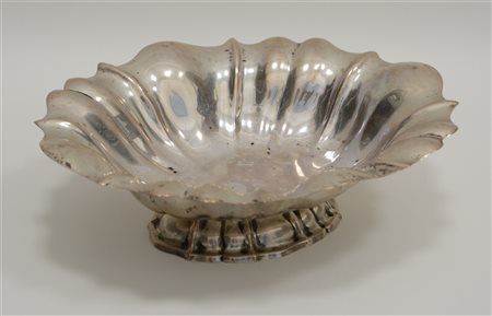 Alzata in argento a corpo polilobato. Titolo 800 (g 400 ca.)