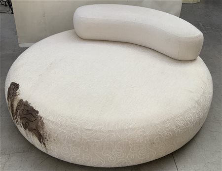 Divano di forma circolare rivestito in tessuto bianco (difetti)