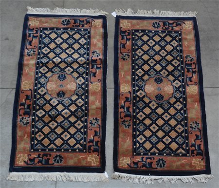 Coppia di tappeti Pao Tao, Cina, secolo XX. 
Decoro a griglia e piccolo medagli