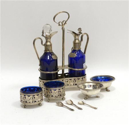 Lotto composto da un cruet in argento e due salierine con ghiera traforata deco