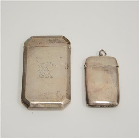 Lotto composto da un portafiammiferi e un portabiglietti in argento. Marchi ing