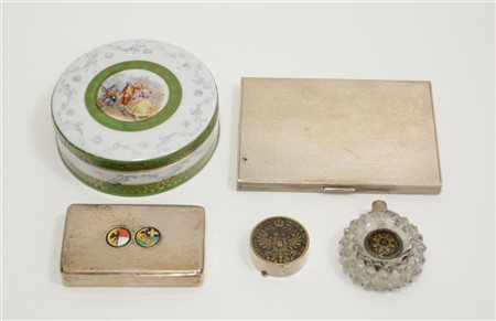 Lotto composto da due scatole in argento e tre oggetti diversi in metallo, vetr