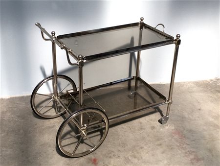 Carrello porta vivande in metallo a due ripiani in vetro , di cui quello superi