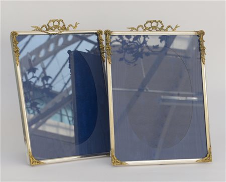 Coppia di cornici portafoto in metallo argentato e fregi in metallo dorato (cm
