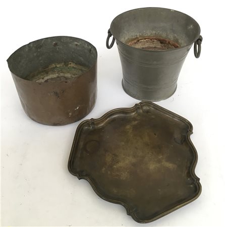 Lotto composto da due secchi in peltro e rame e un vassoio sagomato in ottone.