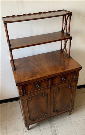 Scrittoio in piuma di mogano con fronte a due cassetti e due ante, piano apribi