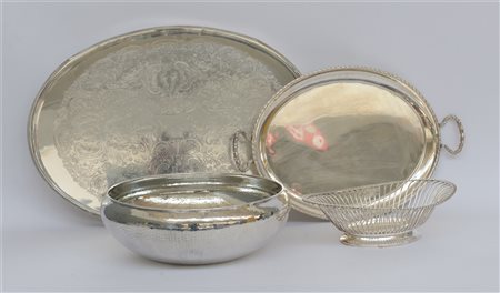 Lotto composto da due vassoi biansati, una grande ciotola e un cestino in metal