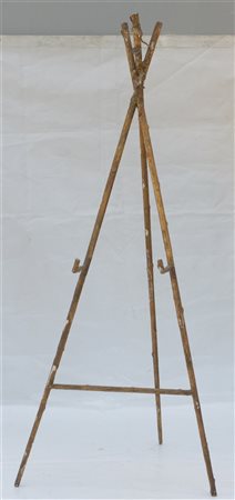 Curioso cavalletto da pittore in legno e pastiglia dorata a finto ramo (difetti