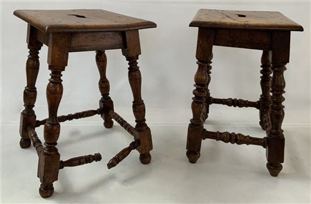Coppia di antichi sgabelli "a rocchetto" con gambe e traverse tornite (cm 40x47