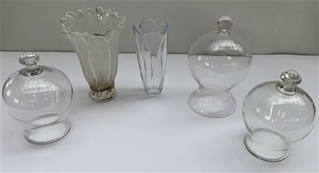 Lotto composto da due vasi portafiori e tre lampade a sospensione in vetro inco