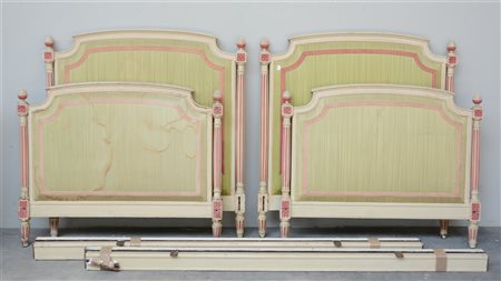Coppia di letti singoli in legno laccato con testate e pediere rivestite in tes