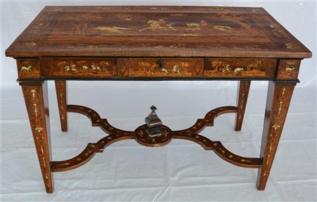 Scrivania ad un cassetto intarsiata in osso e legni vari a scene di caccia, gam
