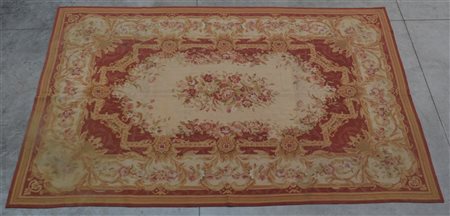 Tappeto piccolo punto in stile Aubusson in lana di moderna manifattura decorato