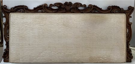 Testata da letto in noce scolpito a volute, motivi vegetali e frutta (largh. Cm