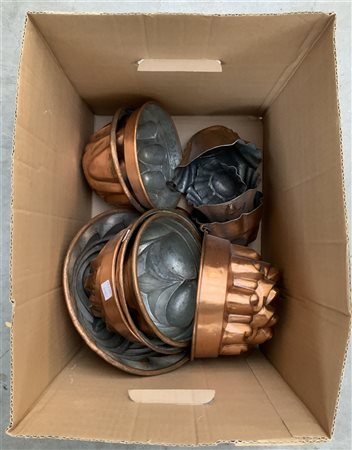 Pannello con tredici forme da budino in rame di diversa forma ed epoca (difetti