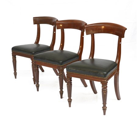 Gruppo di tre sedie in mogano con schienale a giorno, gambe anteriori tornite e