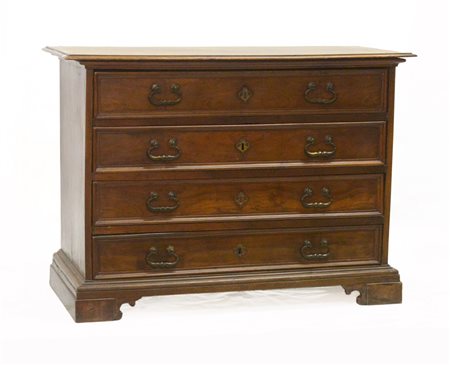 Cassettone in noce a quattro cassetti con maniglie in bronzo, piedi a mensola.