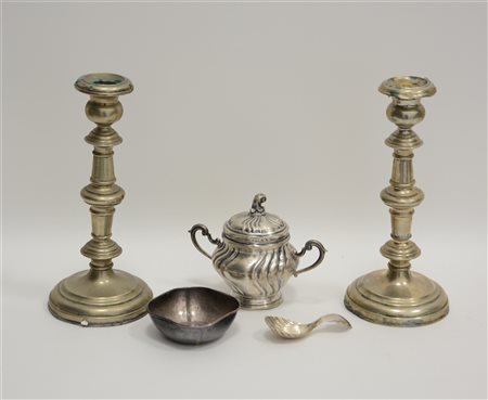 Lotto composto da una coppia di candelieri, una zuccheriera e due oggetti diver