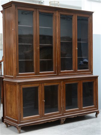 Mobile libreria a due corpi, quattro ante a vetro nella parte superiore e quatt