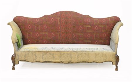 Dormeuse con braccioli sagomati estraibili, fascia e gambe mosse intagliate all