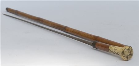 Bastone animato con presa in avorio incisa, canna in bambù celante lama (lungh.