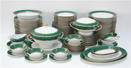 Manifattura tedesca. Parte di servizio in porcellana decorato da bordure nei to