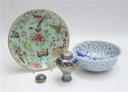 Manifattura orientale.
Lotto composto da un piatto ed una ciotola in porcellana