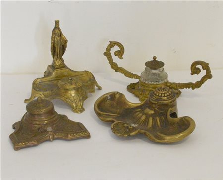 Lotto di quattro calamai in ottone e bronzo cesellato, fine del secolo XIX (dif