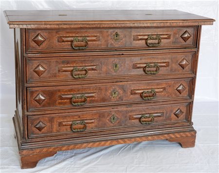 Antico cassettone in noce con fronte a tre cassetti e scarabattolo celante cass